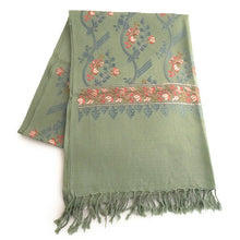 画像をギャラリービューアに読み込む, カシミール刺繍ストール 大判 グリーン ピンク 更紗 ウール エスニックな花柄刺繍 秋冬にサッと羽織れる軽くて暖かいショール 和装にも洋装にも
