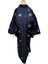 画像をギャラリービューアに読み込む, 雨コート 一部式 道中着衿 ダークネイビー 雪輪 Lサイズ すぐに着られるお仕立て上がり 持ち運びに便利なポーチ付き 洗えるポリエステル
