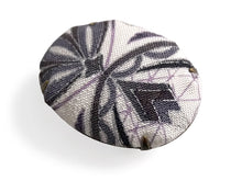 画像をギャラリービューアに読み込む, 帯留 絹 白地 ブラック オリエンタル柄 オーバル 絹帯地で作ったくるみボタン風の素朴かわいい帯どめ 四分紐にも通せる大きめサイズ
