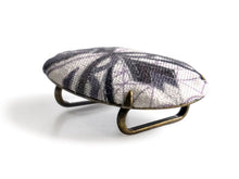 画像をギャラリービューアに読み込む, 帯留 絹 白地 ブラック オリエンタル柄 オーバル 絹帯地で作ったくるみボタン風の素朴かわいい帯どめ 四分紐にも通せる大きめサイズ
