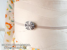 画像をギャラリービューアに読み込む, 帯留 絹 白地 ブラック オリエンタル柄 オーバル 絹帯地で作ったくるみボタン風の素朴かわいい帯どめ 四分紐にも通せる大きめサイズ
