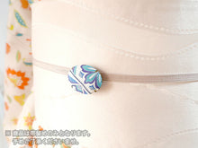 画像をギャラリービューアに読み込む, 帯留 絹 白地 ブルー オリエンタル柄 オーバル 絹帯地で作ったくるみボタン風の素朴かわいい帯どめ 四分紐にも通せる大きめサイズ
