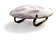 画像をギャラリービューアに読み込む, 帯留 絹 白地 パープル オリエンタル柄 オーバル 絹帯地で作ったくるみボタン風の素朴かわいい帯どめ 四分紐にも通せる大きめサイズ
