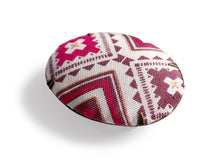 画像をギャラリービューアに読み込む, 帯留 絹 白地 ピンク 幾何学 オーバル 絹帯地で作ったくるみボタン風の素朴かわいい帯どめ 四分紐にも通せる大きめサイズ
