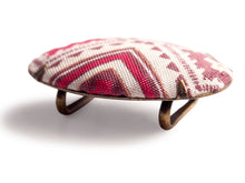 画像をギャラリービューアに読み込む, 帯留 絹 白地 ピンク 幾何学 オーバル 絹帯地で作ったくるみボタン風の素朴かわいい帯どめ 四分紐にも通せる大きめサイズ
