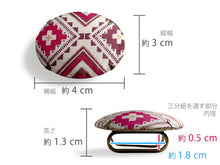 画像をギャラリービューアに読み込む, 帯留 絹 白地 ピンク 幾何学 オーバル 絹帯地で作ったくるみボタン風の素朴かわいい帯どめ 四分紐にも通せる大きめサイズ
