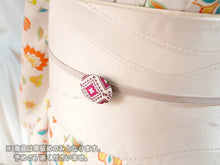 画像をギャラリービューアに読み込む, 帯留 絹 白地 ピンク 幾何学 オーバル 絹帯地で作ったくるみボタン風の素朴かわいい帯どめ 四分紐にも通せる大きめサイズ
