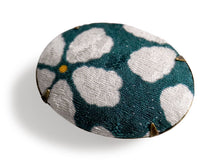 画像をギャラリービューアに読み込む, 帯留 絹 グリーン さくら ラメ オーバル 絹帯地で作ったくるみボタン風の素朴かわいい帯どめ 四分紐にも通せる大きめサイズ
