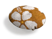 画像をギャラリービューアに読み込む, 帯留 絹 金茶 さくら ラメ オーバル 絹帯地で作ったくるみボタン風の素朴かわいい帯どめ 四分紐にも通せる大きめサイズ
