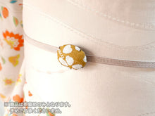 画像をギャラリービューアに読み込む, 帯留 絹 金茶 さくら ラメ オーバル 絹帯地で作ったくるみボタン風の素朴かわいい帯どめ 四分紐にも通せる大きめサイズ
