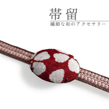 画像をギャラリービューアに読み込む, 帯留 絹 レッド さくら ラメ オーバル 絹帯地で作ったくるみボタン風の素朴かわいい帯どめ 四分紐にも通せる大きめサイズ
