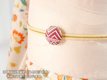 画像をギャラリービューアに読み込む, 帯留 絹 白地 ピンク 幾何学 ラウンド 絹帯地で作ったくるみボタン風の素朴かわいい帯どめ 四分紐にも通せる大きめサイズ
