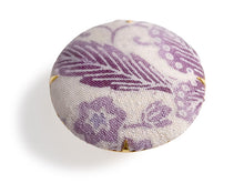 画像をギャラリービューアに読み込む, 帯留 絹 白地 パープル 更紗 ラウンド 絹帯地で作ったくるみボタン風の素朴かわいい帯どめ 四分紐にも通せる大きめサイズ
