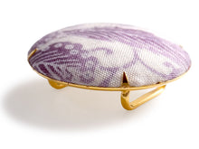 画像をギャラリービューアに読み込む, 帯留 絹 白地 パープル 更紗 ラウンド 絹帯地で作ったくるみボタン風の素朴かわいい帯どめ 四分紐にも通せる大きめサイズ
