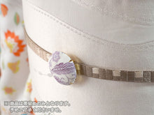 画像をギャラリービューアに読み込む, 帯留 絹 白地 パープル 更紗 ラウンド 絹帯地で作ったくるみボタン風の素朴かわいい帯どめ 四分紐にも通せる大きめサイズ
