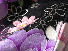 画像をギャラリービューアに読み込む, 【中古】振袖 正絹 美品 ブラック ピンク 薔薇 洋花 成人式や卒業式に、晴れやかな正絹の振袖をお得な中古で。 自分だけの晴れ姿

